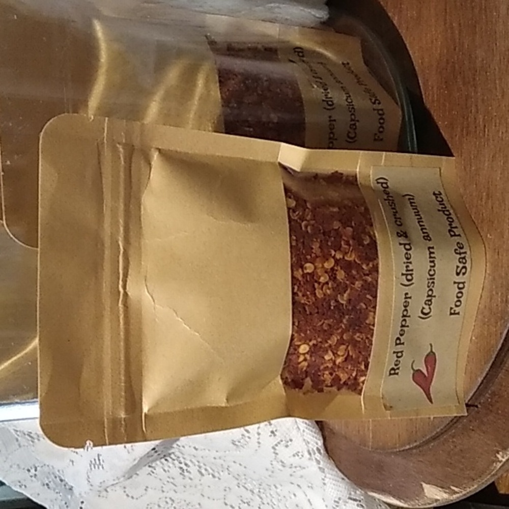 Red pepper (dried and crushed) with seeds